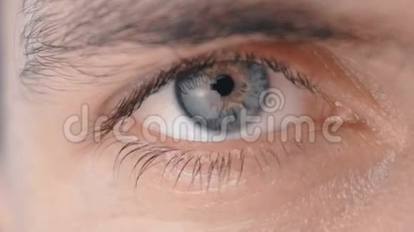 男性眼睛的特写视频的预览图