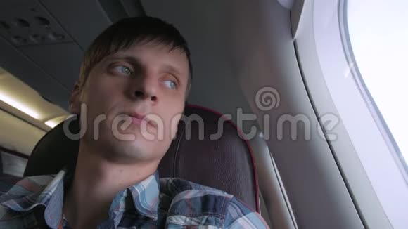 年轻的微笑男子在飞机上视频的预览图