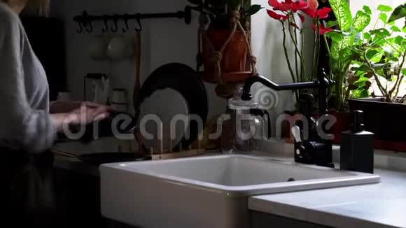 女人在厨房擦盘子视频的预览图