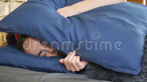 床上的女人被噪音打扰了视频的预览图