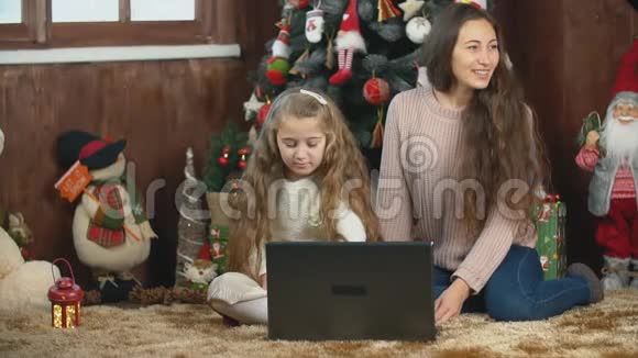 妈妈和女儿看电脑视频的预览图