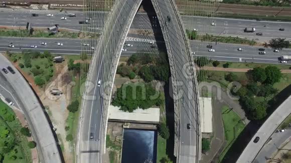 巴西圣保罗市奥克塔维奥弗里亚斯德奥利维拉桥或庞特埃斯塔亚达的空中景观视频的预览图