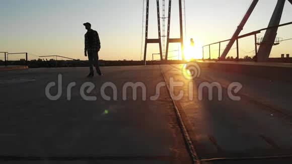 日落时分的无人机运动视频的预览图
