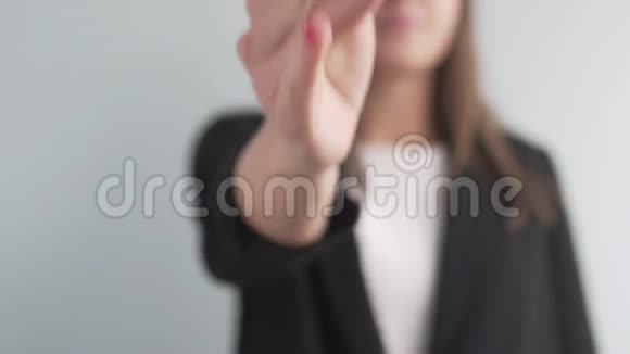 一个女人伸出手去握手视频的预览图
