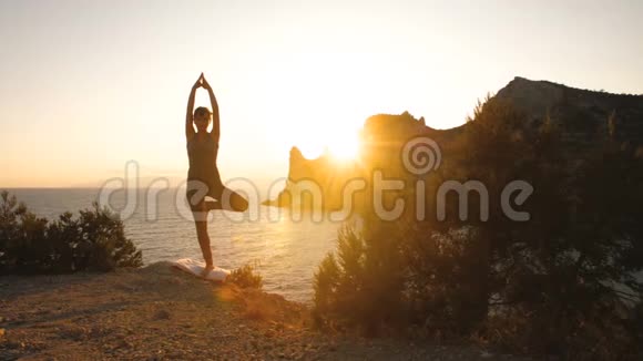 女人在日落时做瑜伽视频的预览图