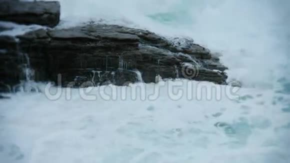 冲击潮涌海浪洋海岩视频的预览图