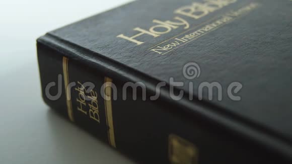 旧圣经书放大视频的预览图