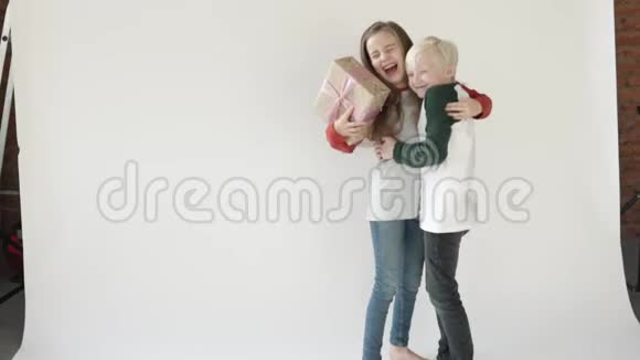 快乐的女孩拥抱一个男孩笑视频的预览图