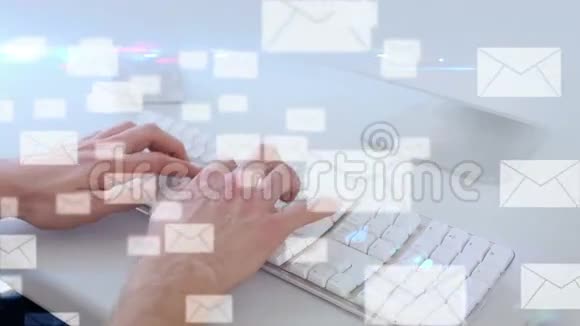 一个电子邮件界面通过手打字视频的预览图