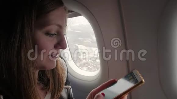 女孩从飞机上拍照视频的预览图