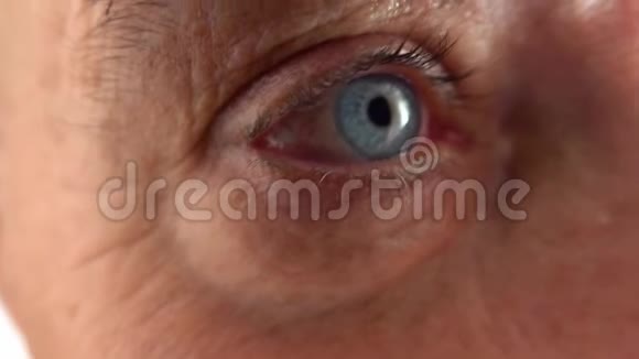 一个老人的蓝眼睛视频的预览图