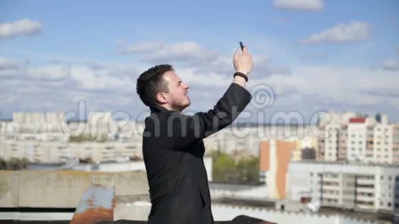 人在屋顶上抓wifi视频的预览图