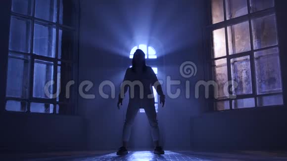 令人难以置信的嘻哈表演由专业舞者女孩月光下的剪影视频的预览图