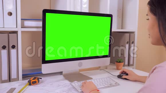 架构师在电脑上打字视频的预览图