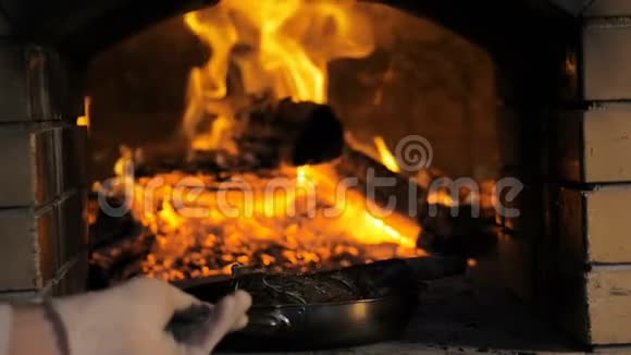 在火炉里煮牛排视频的预览图