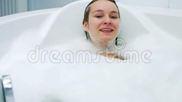 带着泡泡洗澡的轻松女人视频的预览图