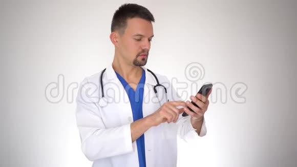 高加索男性医生使用智能手机视频的预览图