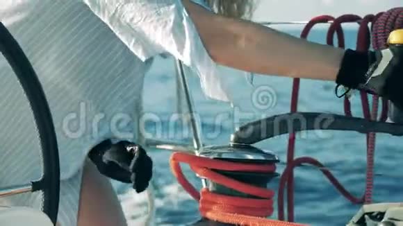 女人在海上的游艇上绳视频的预览图