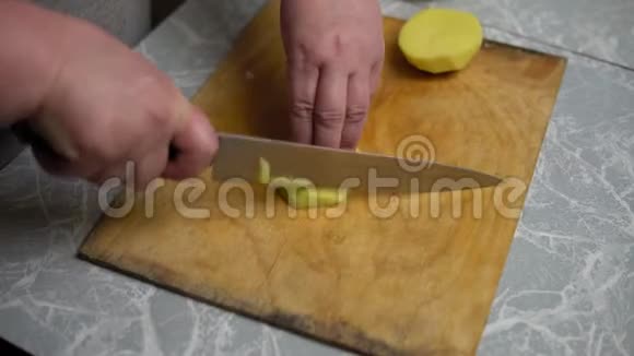 手拿刀切土豆视频的预览图