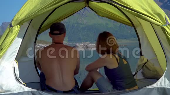 帐篷里的男人和女人视频的预览图