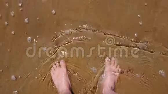 脚在水里视频的预览图