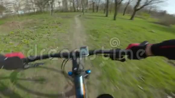 早春骑自行车视频的预览图