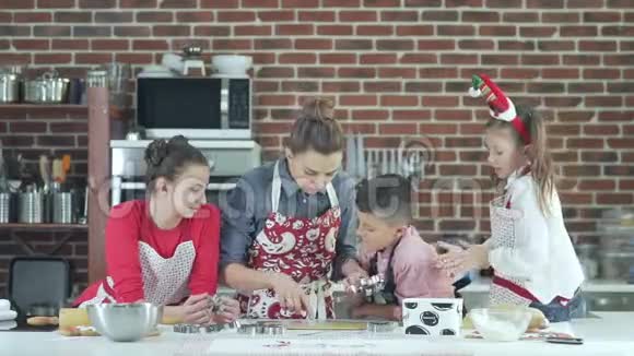 准备圣诞饼干妈妈和厨房里的三个孩子视频的预览图