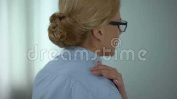 疲惫的商务女性感到肩痛神经发炎保健视频的预览图