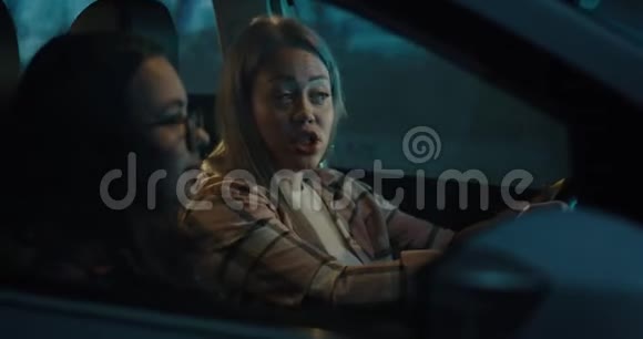 女人在车里聊天和旅行视频的预览图