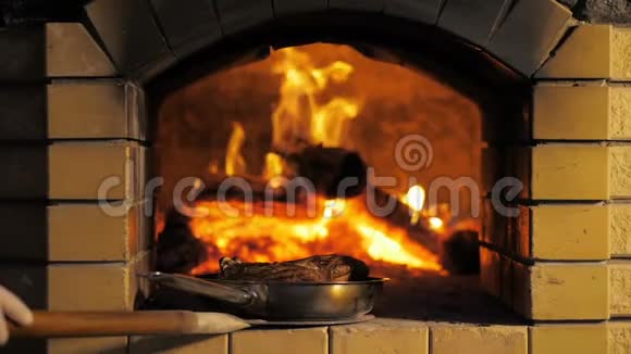 在火炉里煮牛排视频的预览图