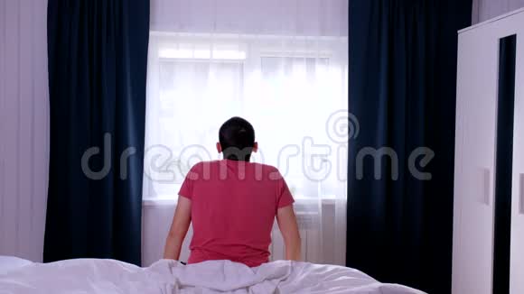 男人从床上爬起来视频的预览图