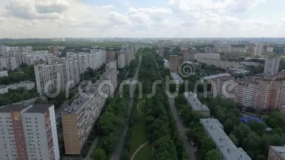 飞过一个夏天的城市视频的预览图