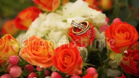 结婚戒指在花束上视频的预览图