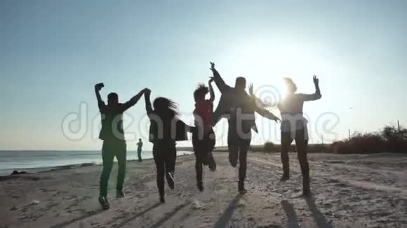 快乐的朋友在海岸线上奔跑视频的预览图