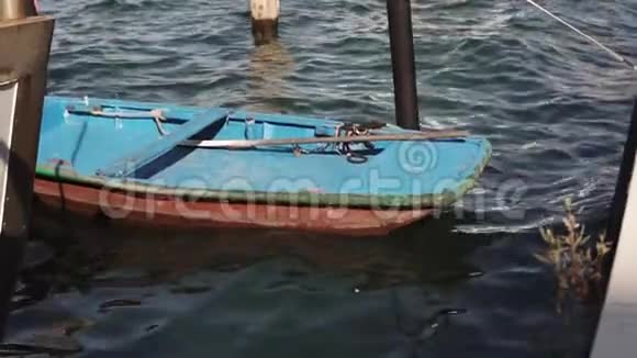 一艘木船漂浮在水面上视频的预览图