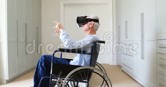 坐轮椅的老人在卧室里使用vr耳机视频的预览图