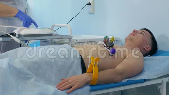对男性病人进行心电图检查的护士视频的预览图