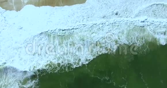 从顶部看到的海浪顶波运动视频的预览图