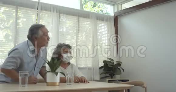 医生在检查老人视频的预览图