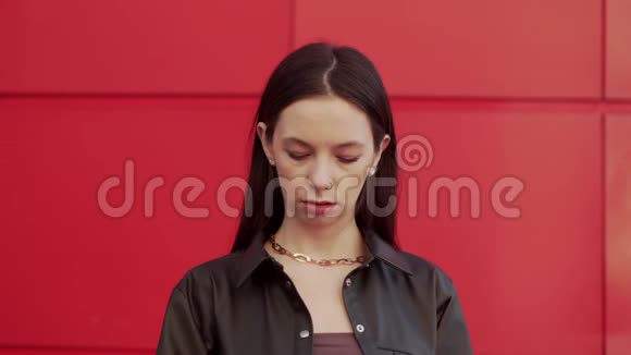 女人戴上防护面具视频的预览图