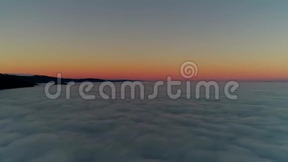 图片4k空中无人机飞行日落天空充满白色蓬松的云在温暖的橙色傍晚阳光视频的预览图