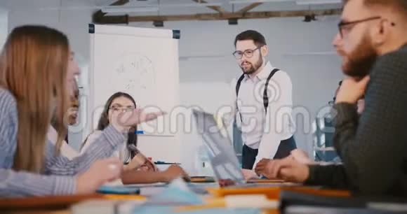 健康的工作氛围英俊的年轻男性老板在现代办公室与多民族员工讨论工作视频的预览图