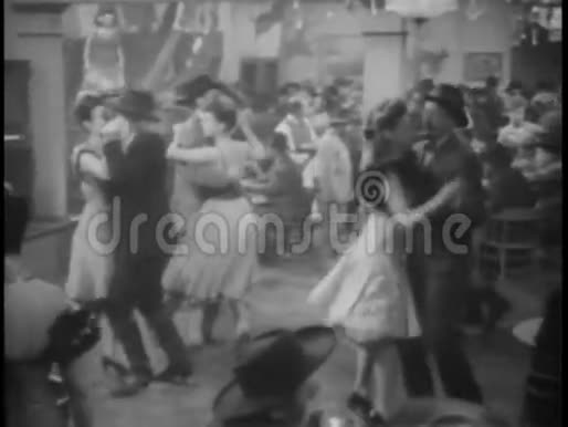 宽镜头情侣在酒吧跳舞视频的预览图