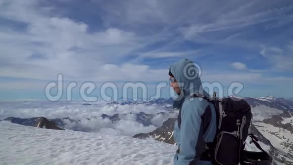 在阿尔卑斯山的登山者视频的预览图