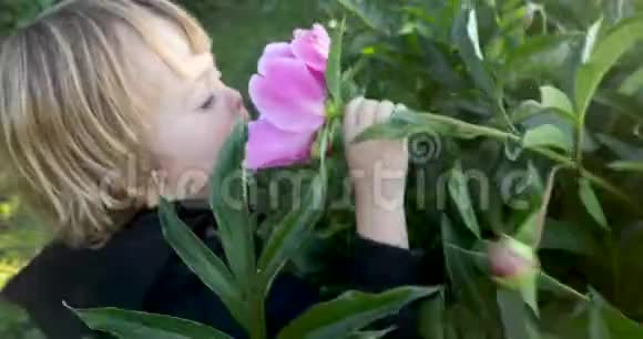 孩子嗅着一朵花视频的预览图