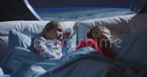 在宇宙飞船里睡觉的男孩和女孩视频的预览图
