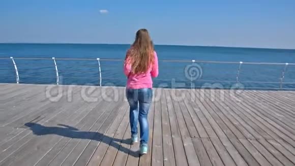 在码头上奔跑的女孩视频的预览图