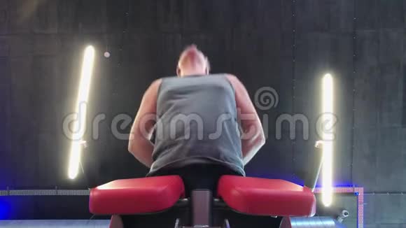 一个人在健身房健身视频的预览图