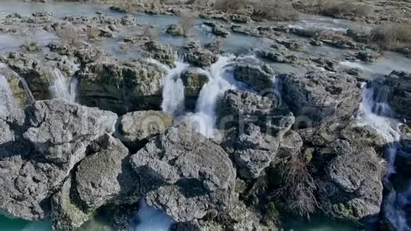 水落下瀑布大量的水落在岩石边缘视频的预览图
