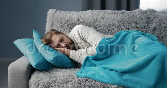 咳嗽的男人睡在沙发上视频的预览图